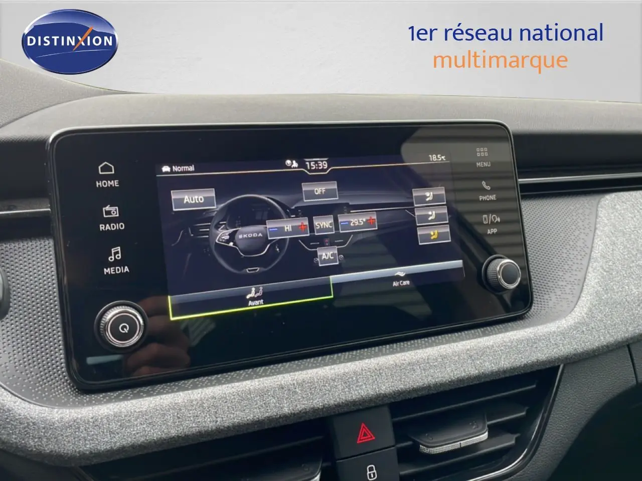 Écran tactile central du Skoda Kamiq 2025 montrant les réglages de climatisation, avec tableau de bord gris texturé.