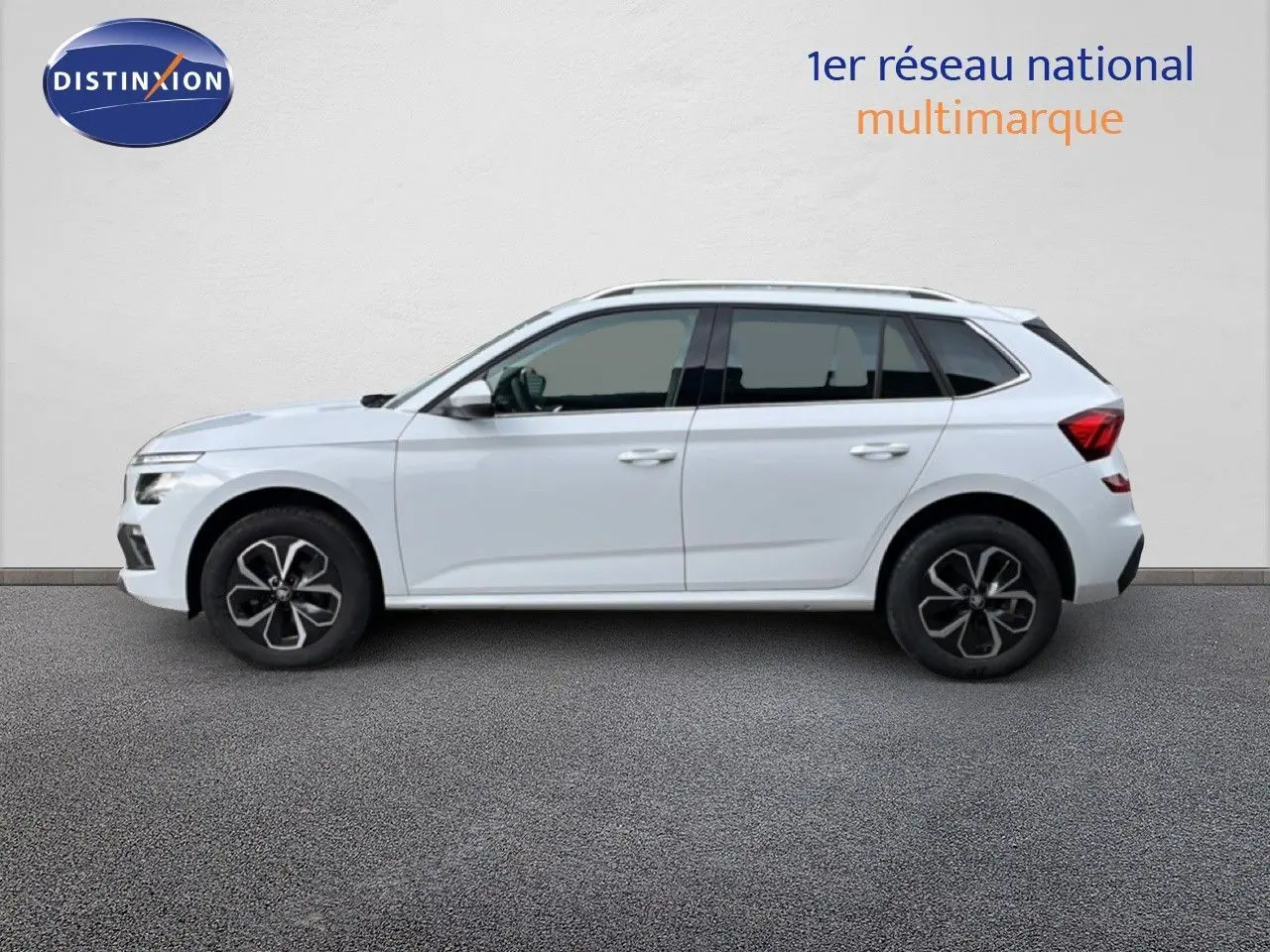 Vue latérale droite d'un Skoda Kamiq blanc glacier 2025 avec jantes noires et toit ouvrant.