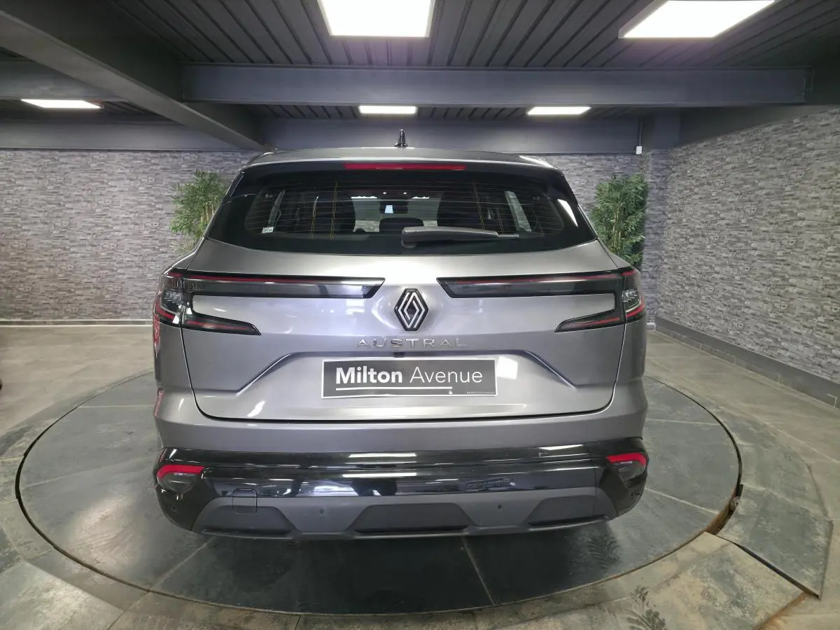 Vue arrière d’un Renault Austral gris schiste 2024 avec feux LED horizontaux et logo central lumineux.