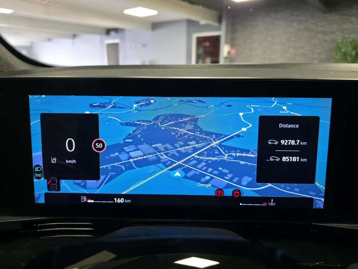Vue intérieure du tableau de bord numérique du Renault Austral 2024 avec navigation Google Maps affichée en mode nuit.