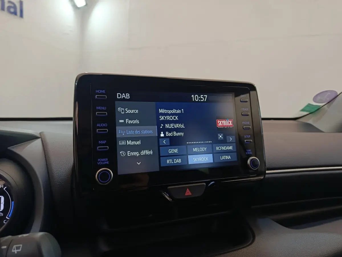 Écran tactile central de la Toyota Yaris Hybride 116h 2023 affichant les stations radio, vue intérieure avant.
