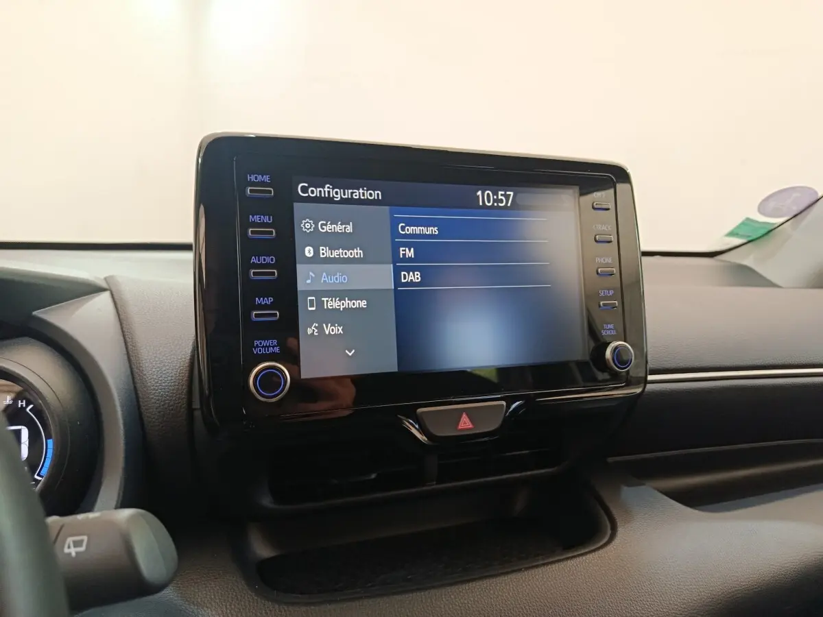 Écran tactile central de la Toyota Yaris Hybride 116h Design 2023, affichant le menu de configuration audio.