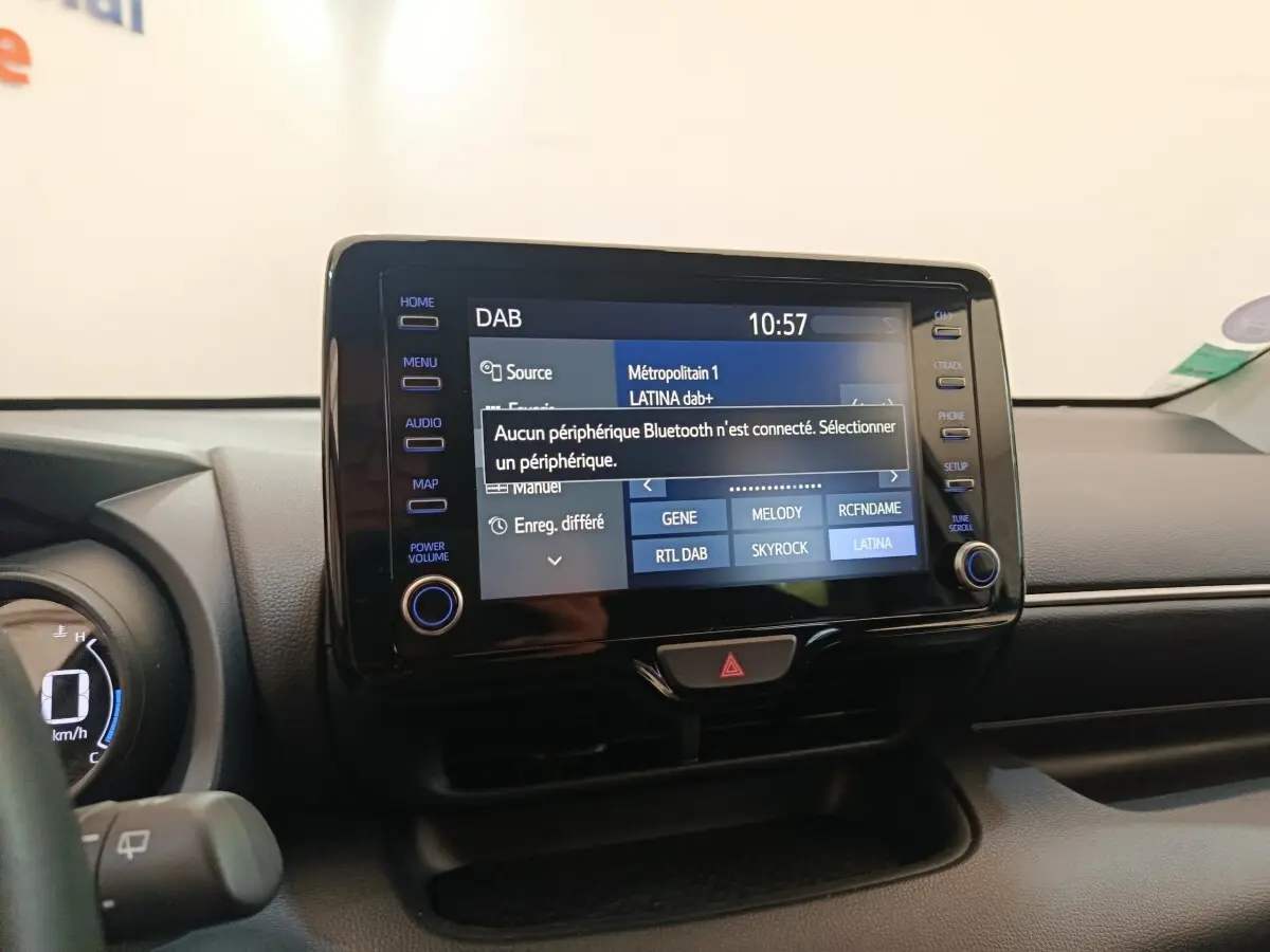 Écran tactile central 8 pouces de la Toyota Yaris Hybride 116h Design 2023, affichage radio DAB.