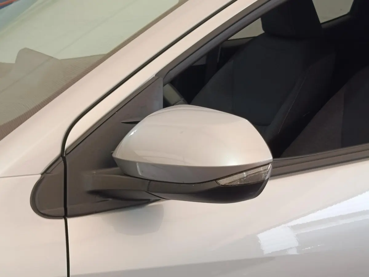 Rétroviseur droit gris clair de la Toyota Yaris Hybride 116h Design 2023, vue rapprochée côté conducteur.