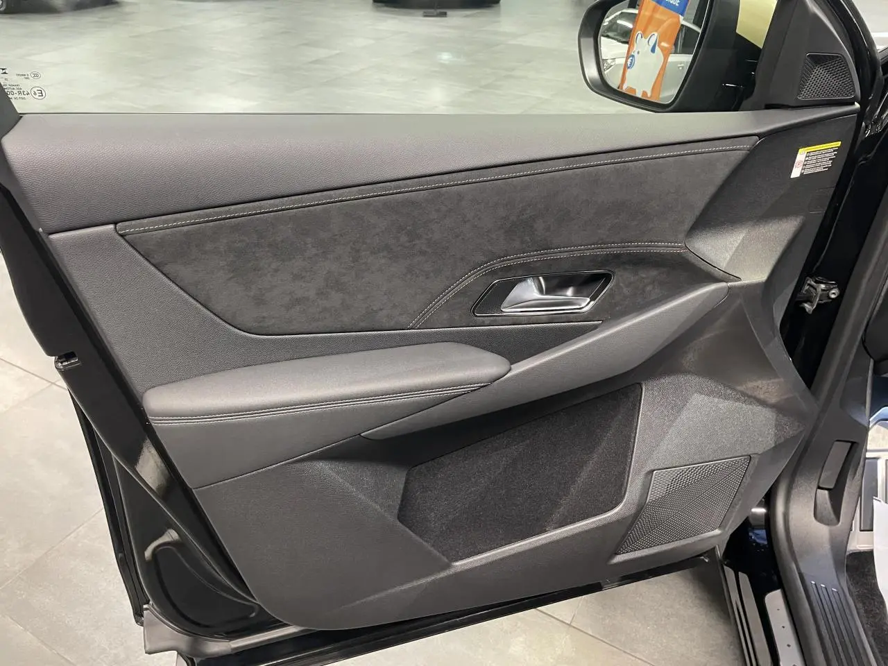 Vue côté gauche de la porte intérieure noire avec insert Alcantara et poignée métal du DS7 Crossback 2026.