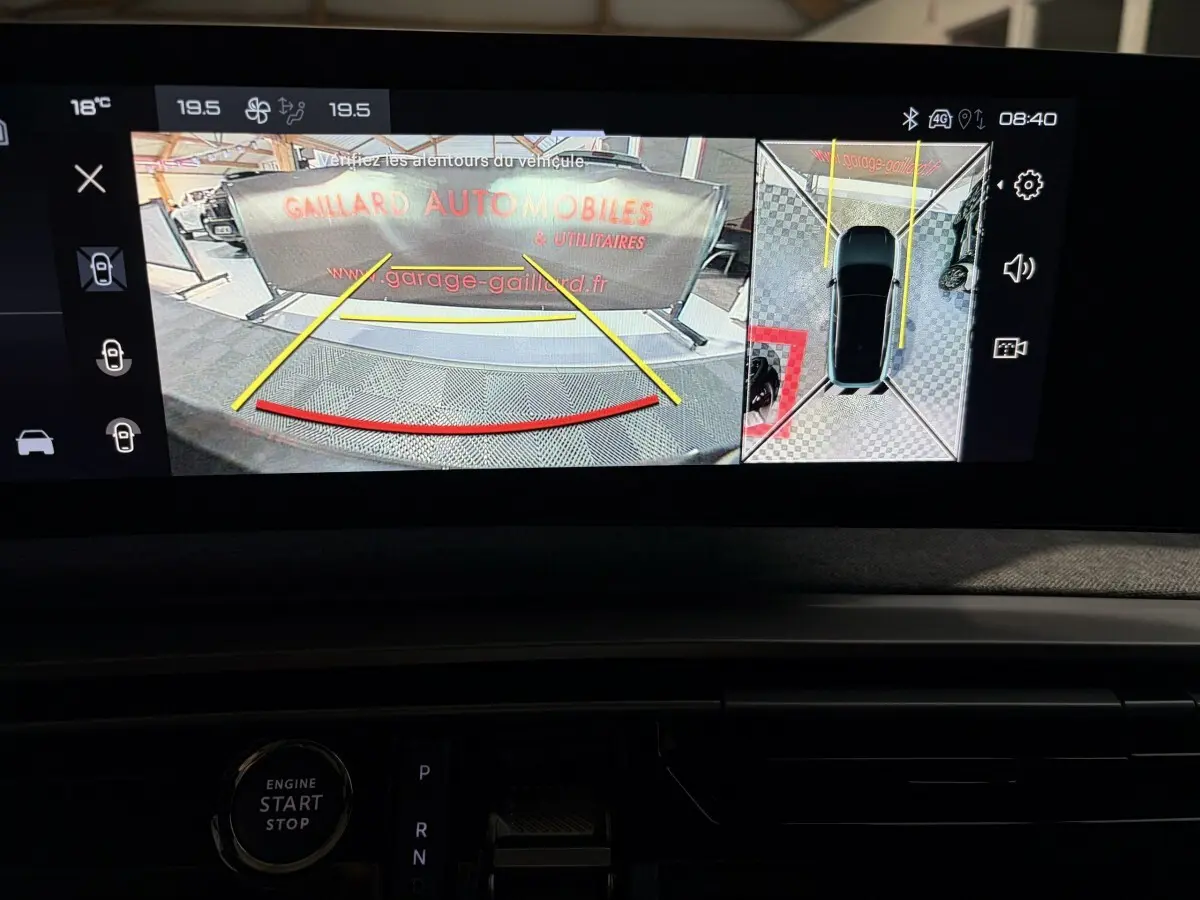 Affichage caméra de recul et vue 360° du Peugeot 3008 blanc sur écran tactile intérieur, avec lignes de guidage jaunes et rouges.