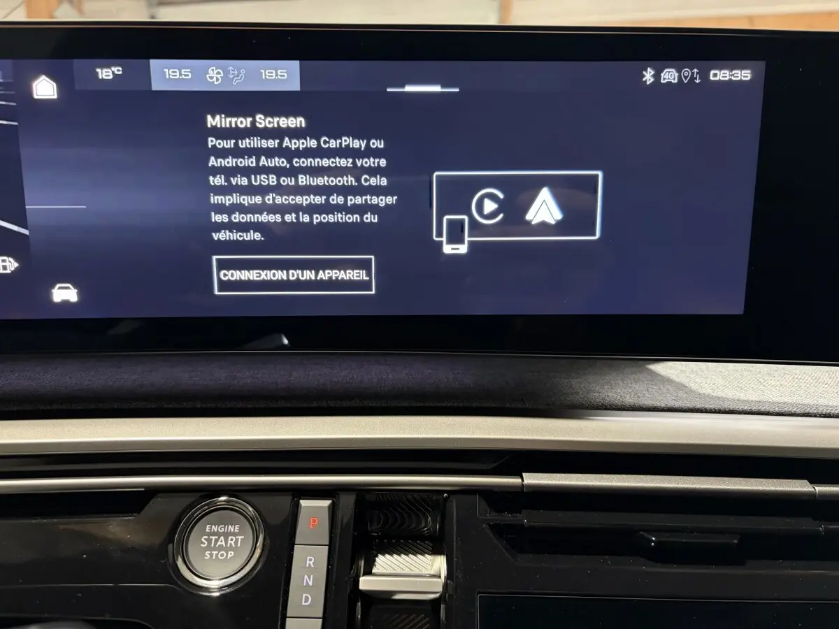 Vue rapprochée du tableau de bord du Peugeot 3008 blanc 2026, avec écran tactile et bouton démarrage visible.
