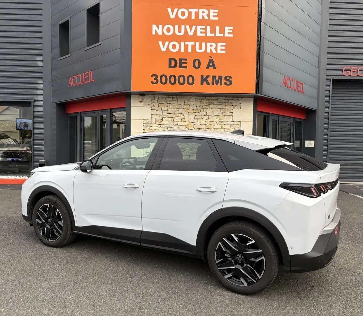 Peugeot 3008 blanc vue de profil côté gauche, SUV hybride avec jantes noires et toit noir contrasté.