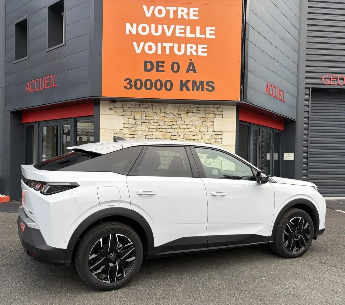 Peugeot 3008 blanc vue de profil côté gauche, avec toit noir contrasté et jantes noires au design sportif.