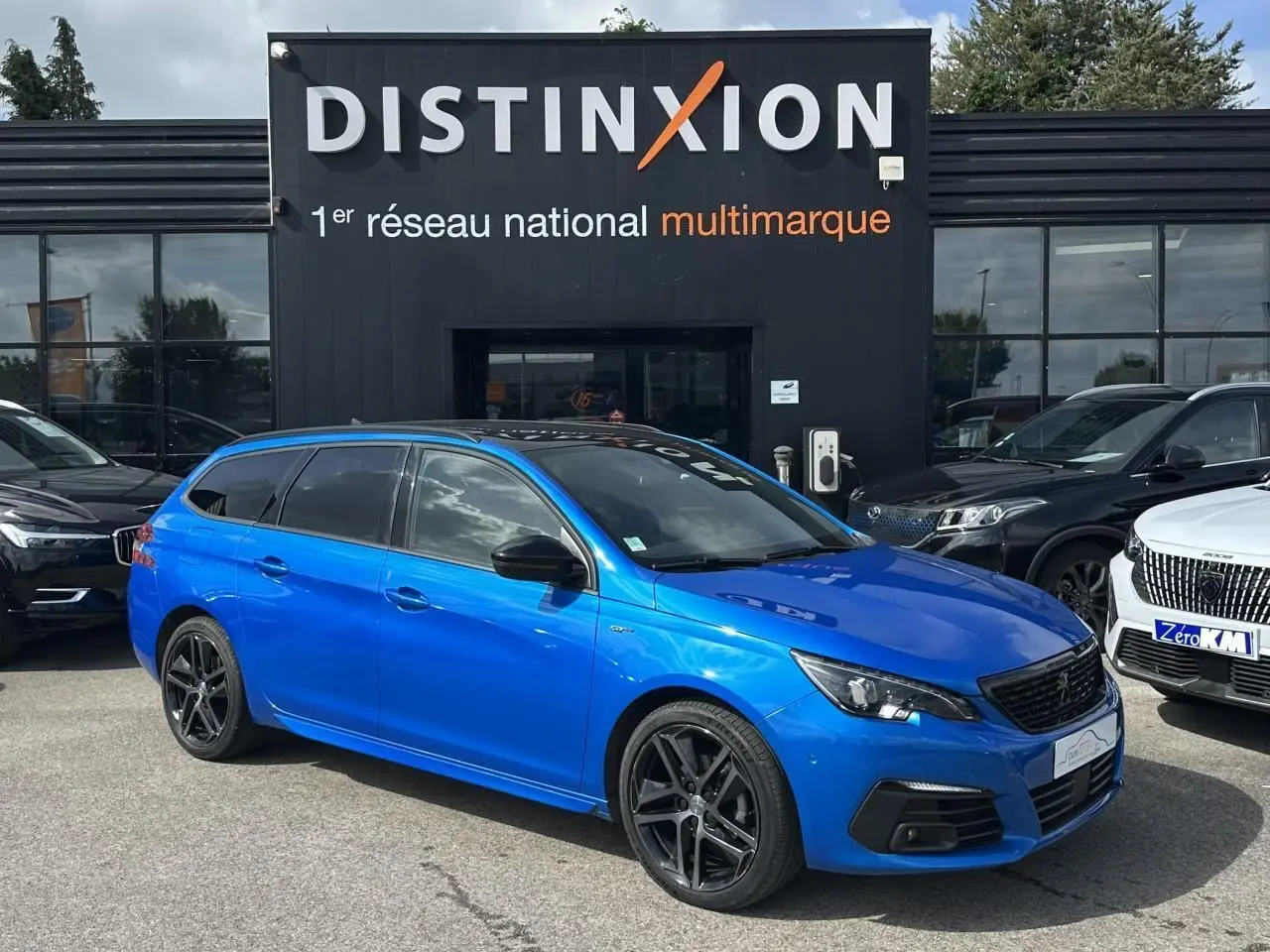 Peugeot 308 II SW bleu Vertigo vue 3/4 avant droit avec jantes noires et toit panoramique en verre