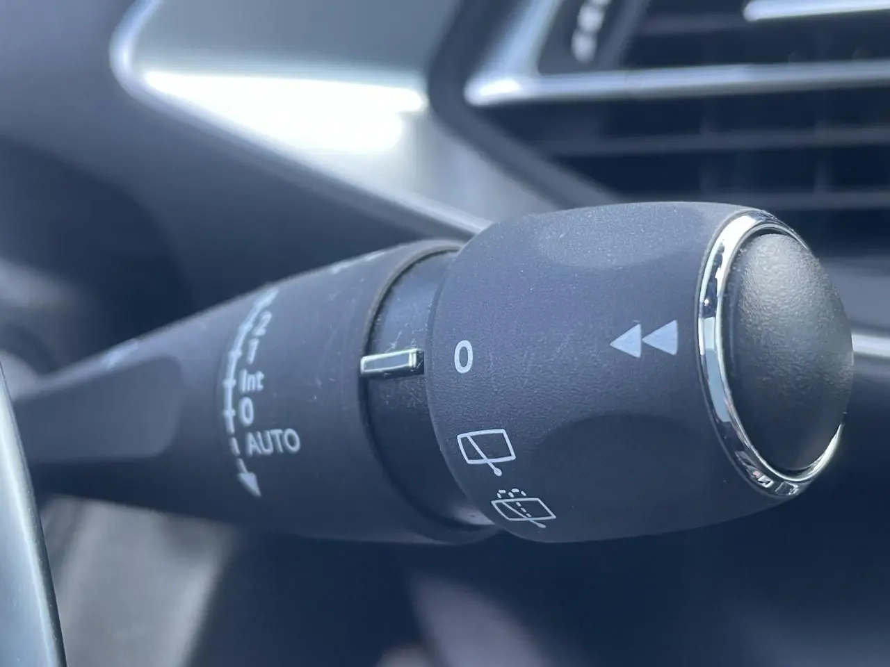 Gros plan sur la commande des essuie-glaces du Peugeot 308 SW 2 bleu Vertigo, intérieur noir.