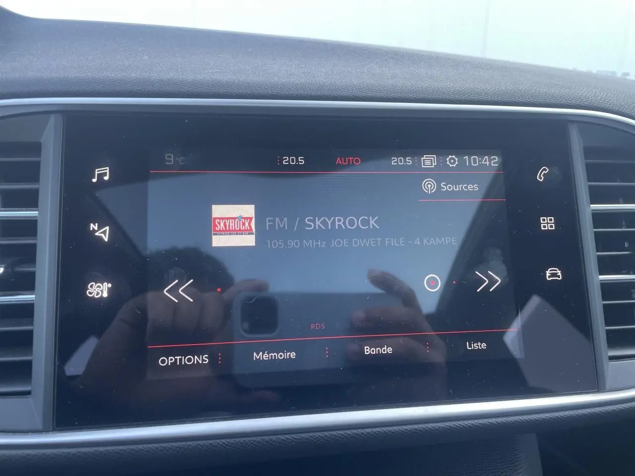 Écran tactile central de la Peugeot 308 SW 2021 affichant la radio FM Skyrock, entouré d'aérations noires.