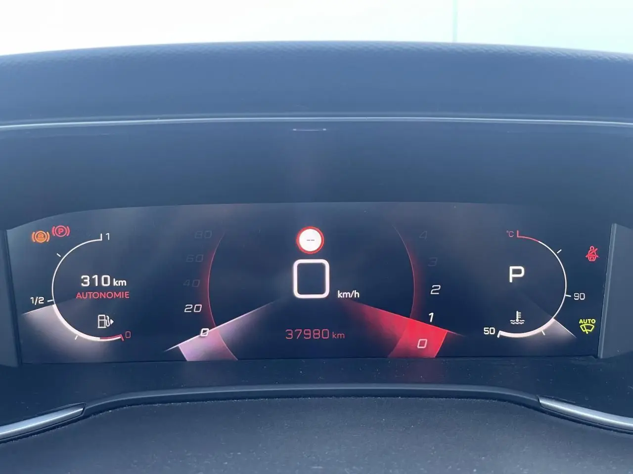 Tableau de bord numérique de Peugeot 308 SW 2 bleu Vertigo affichant 0 km/h et 37 980 km au compteur.