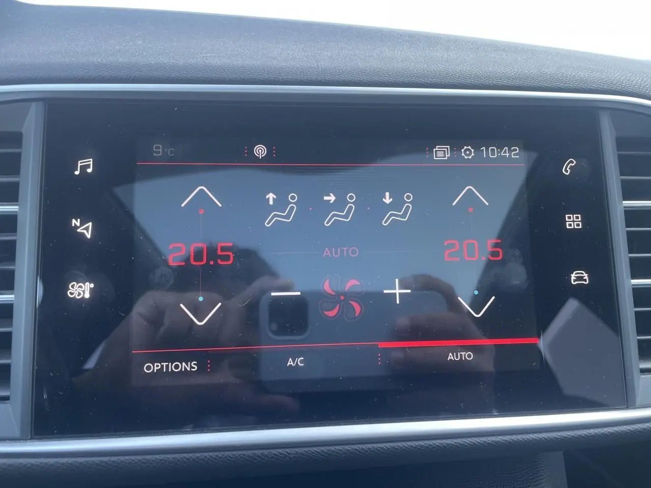 Écran tactile 10 pouces du système de climatisation automatique bi-zone de la Peugeot 308 SW GT Pack 2021.