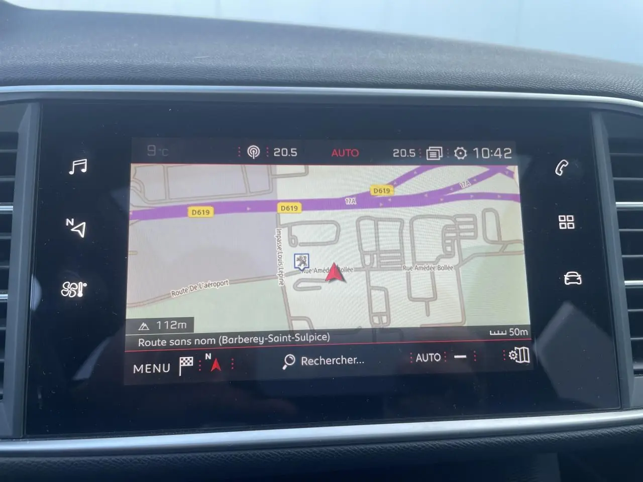 Écran tactile 10 pouces du Peugeot 308 SW 2021 affichant la navigation GPS en intérieur noir anthracite.