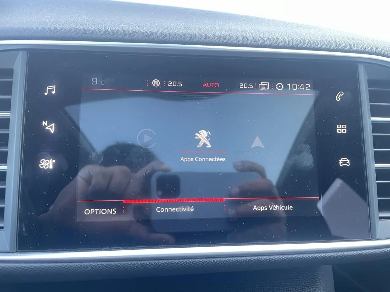 Écran tactile 10 pouces du Peugeot 308 SW 2 PureTech 130 affichant les options de connectivité et applications véhicule.