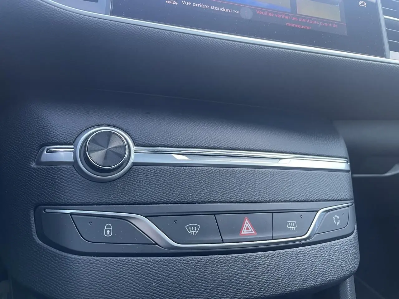 Détail de la console centrale noire avec commandes de sécurité et climatisation d'une Peugeot 308 SW Bleu Vertigo 2021