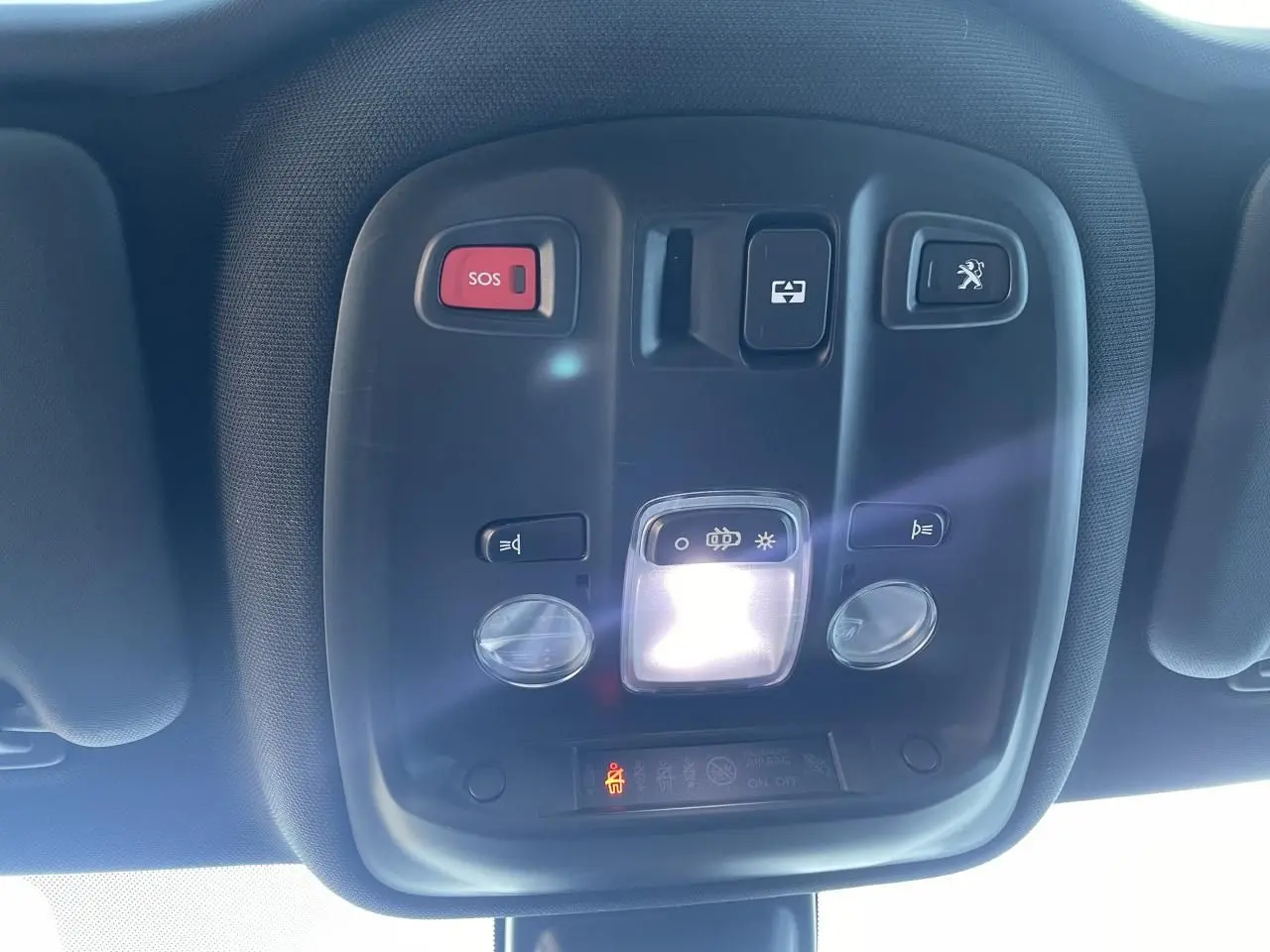 Plafonnier intérieur avec commandes SOS et éclairage, dans un Peugeot 308 SW Bleu Vertigo 2021.