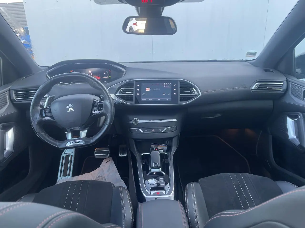 Intérieur Peugeot 308 SW 2021 vue avant du poste de conduite avec volant cuir GT et écran tactile 10 pouces.