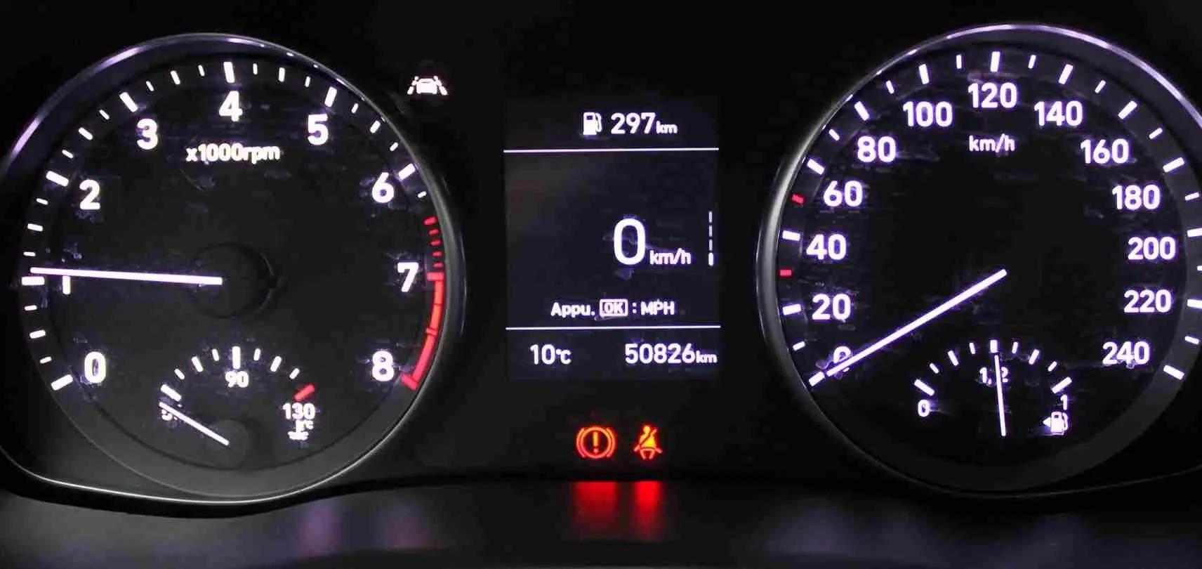 Tableau de bord éclairé d'une Hyundai i30 SW 2022, affichant vitesse, compte-tours et autonomie restante.