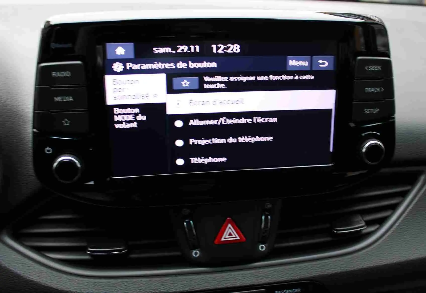 Écran tactile central de la Hyundai i30 SW 2022 affichant les paramètres de bouton dans un intérieur gris noir.