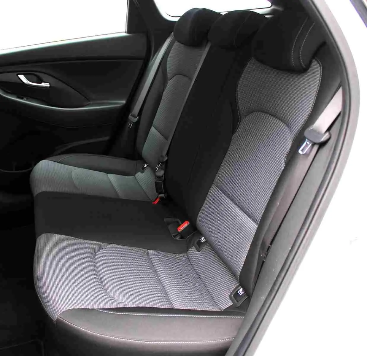 Vue intérieure côté droit des sièges arrière en tissu gris et noir de la Hyundai i30 SW blanc polaire 2022.