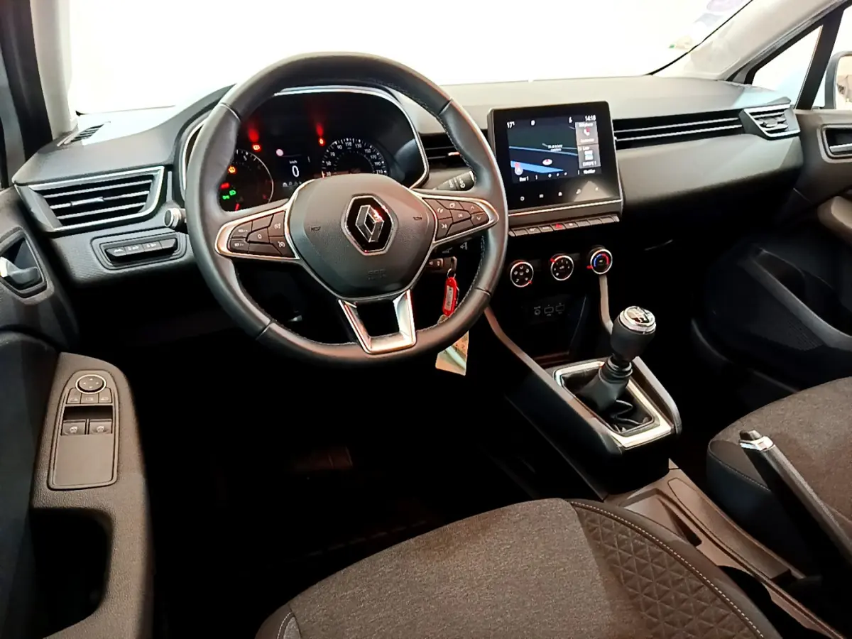 Intérieur de la Renault Clio Business TCe 100 2020, vue frontale du poste de conduite avec volant cuir et écran tactile.