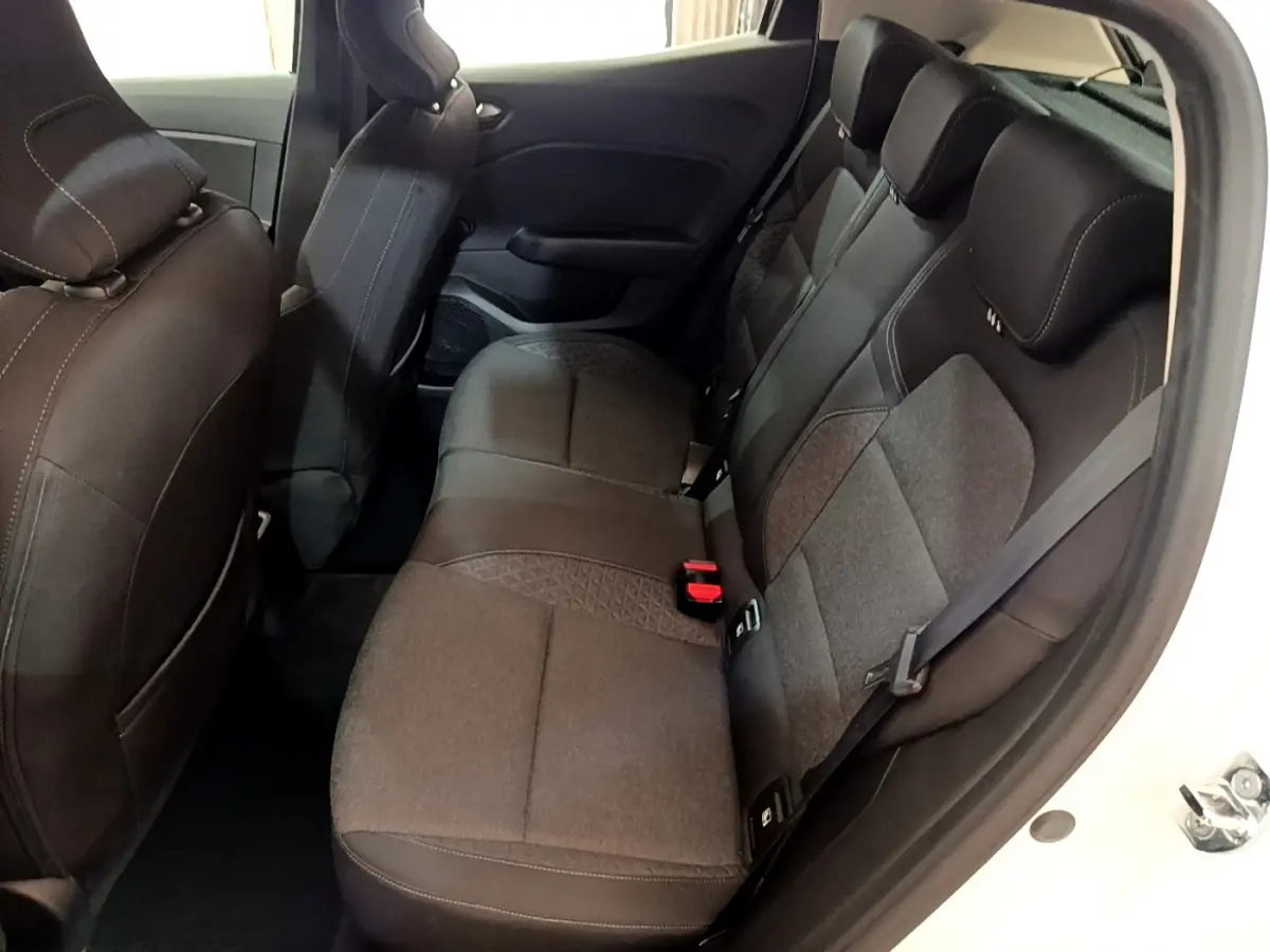 Vue intérieure côté droit sur la banquette arrière noire et grise de la Renault Clio Business TCe 100 blanche 2020.