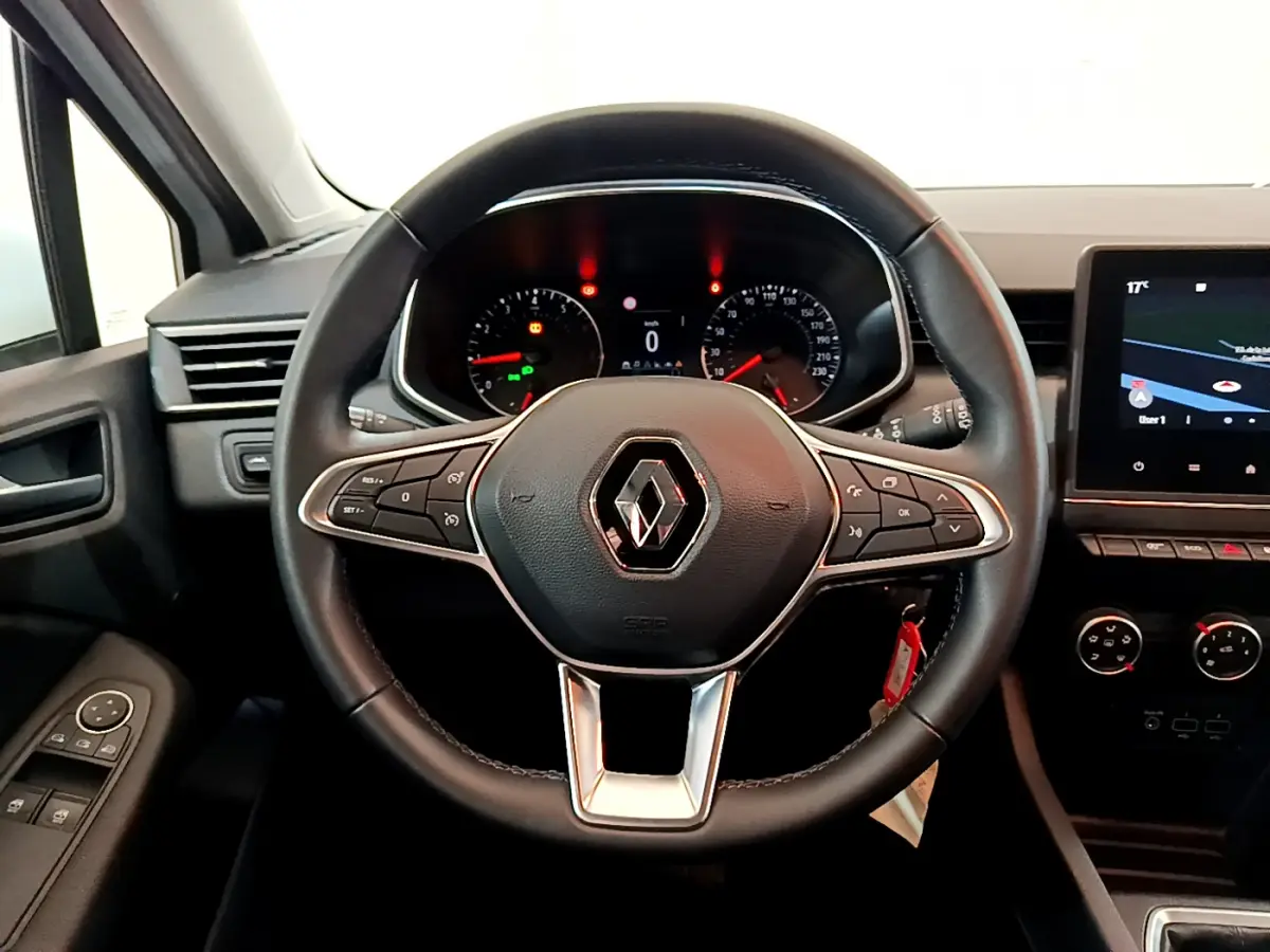 Volant cuir multifonctions de Renault Clio Business TCe 100 2020 vu de face, avec tableau de bord et écran tactile navigation.