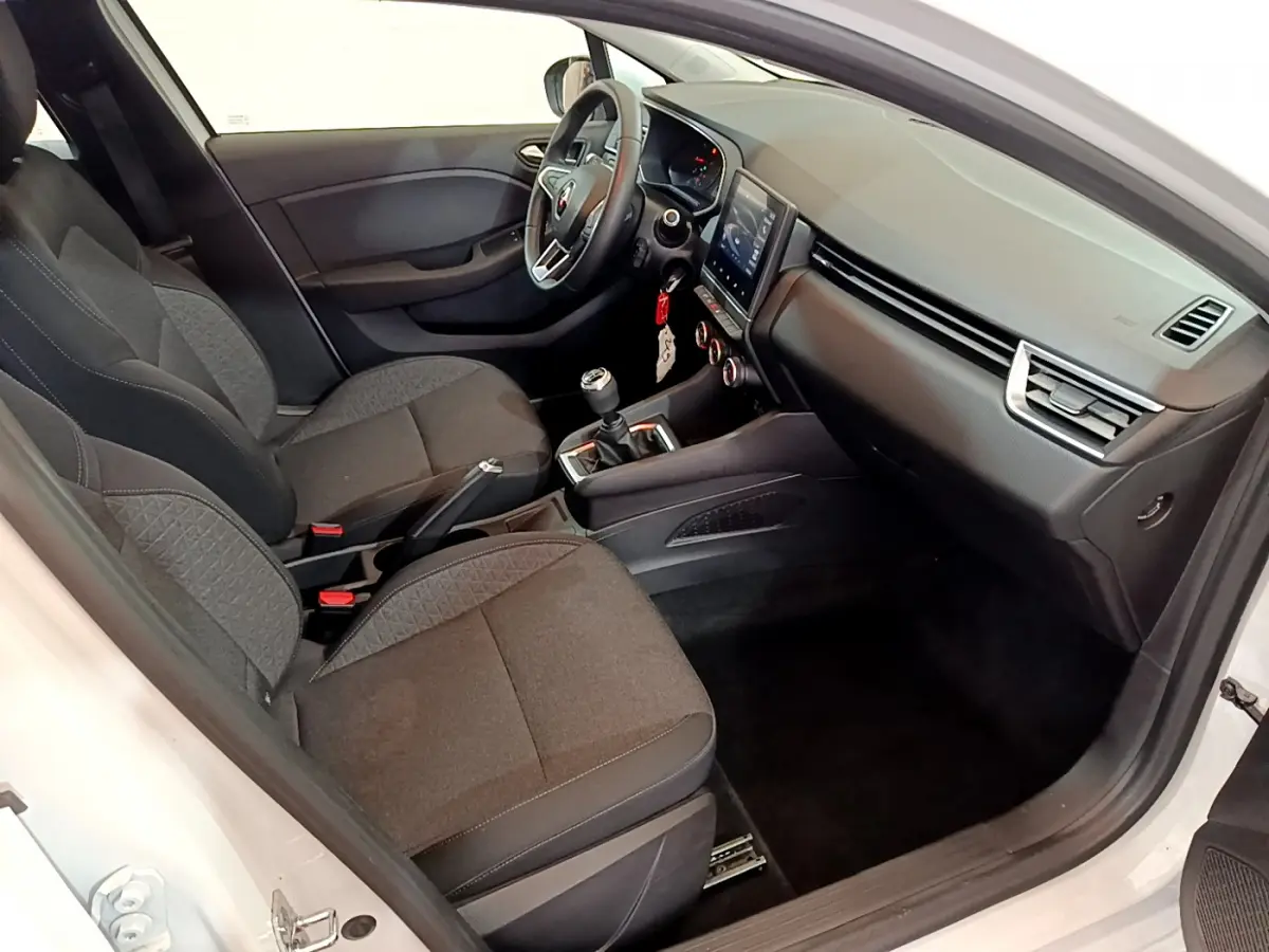 Vue intérieure côté conducteur de la Renault Clio Business TCe 100 2020 avec sièges tissu gris et tableau de bord moderne.