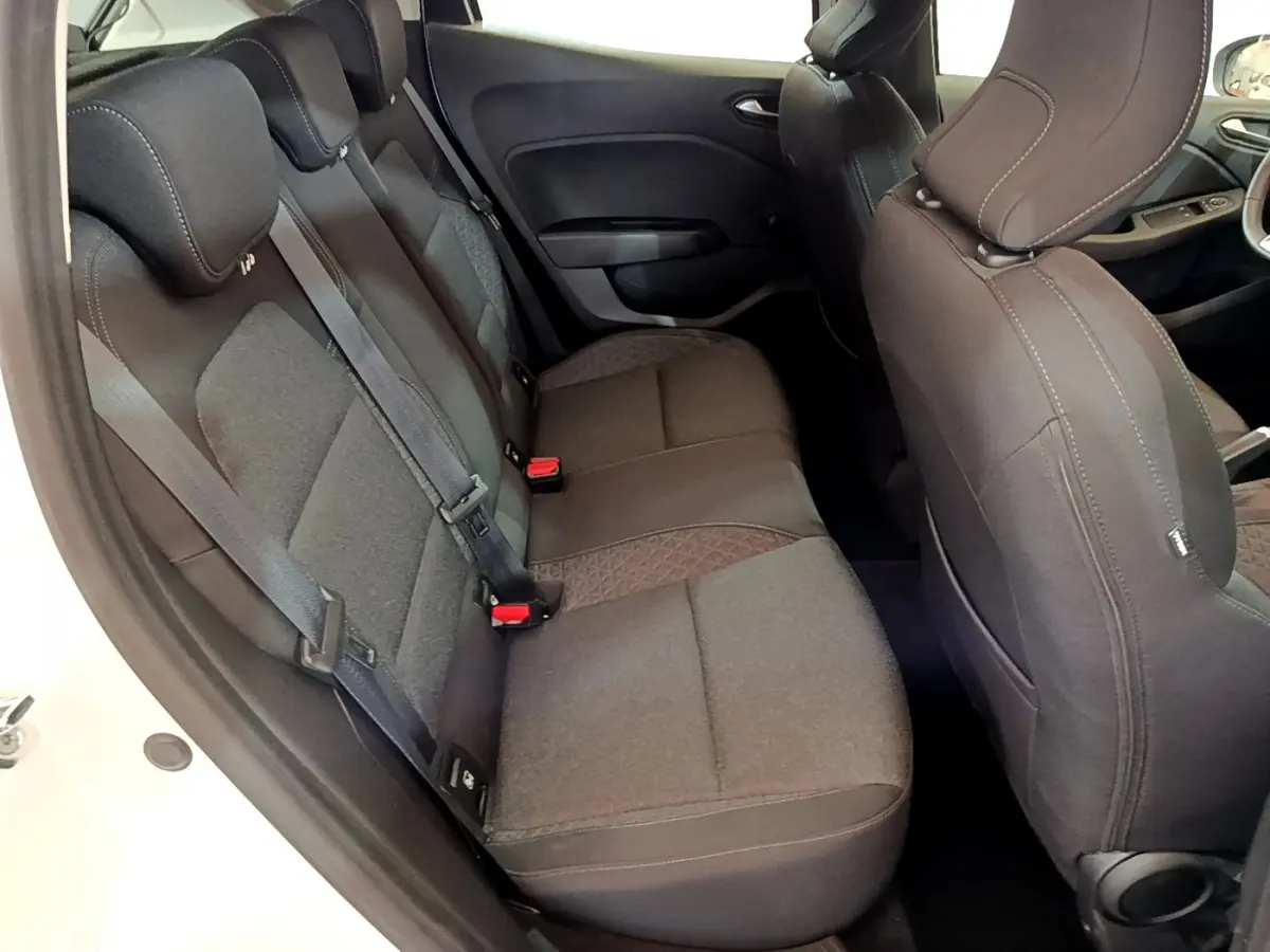 Vue intérieure côté gauche sur la banquette arrière noire d'une Renault Clio Business blanche de 2020.