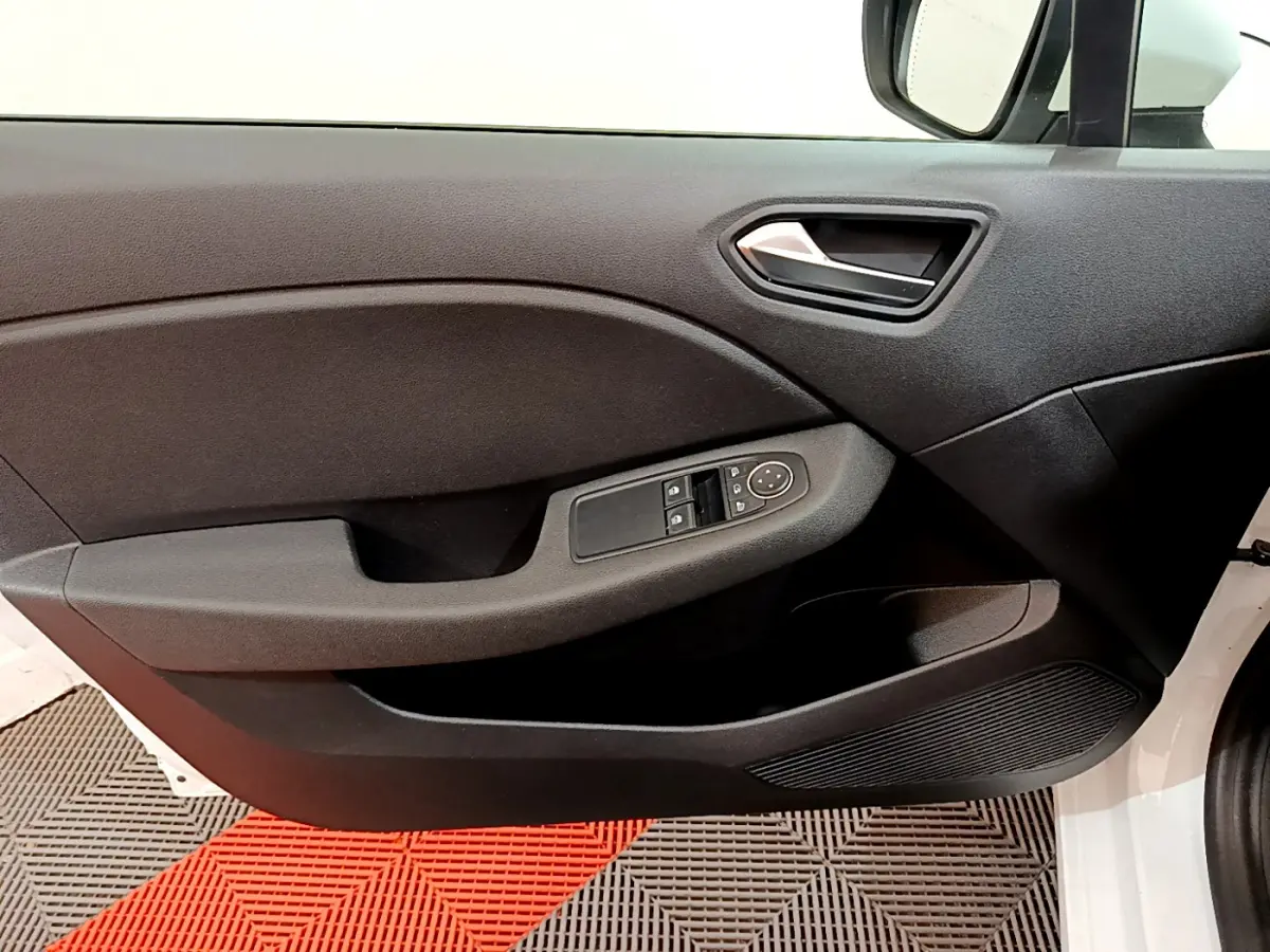 Vue rapprochée de la porte avant gauche noire avec commandes électriques sur Renault Clio Business blanc 2020