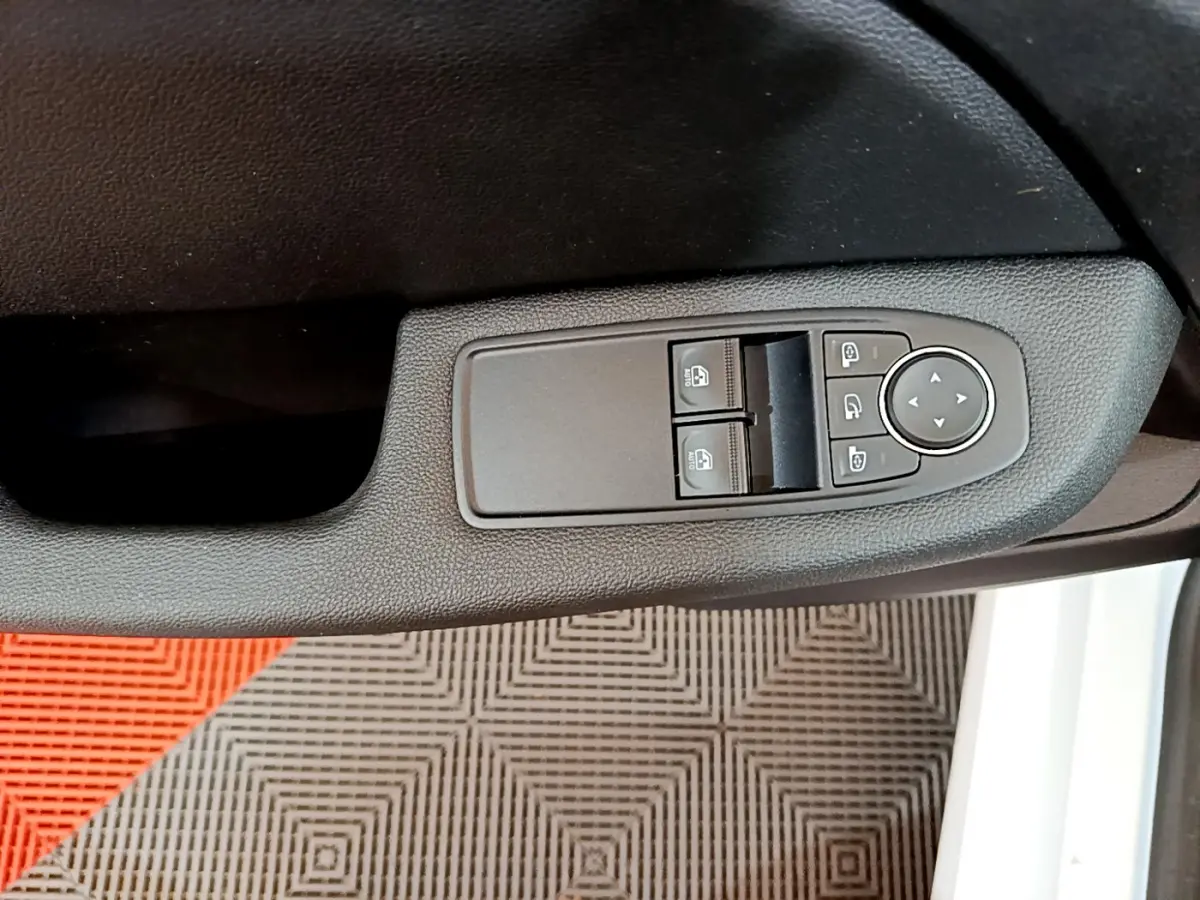 Commande des vitres et rétroviseurs électriques sur la porte côté gauche d'une Renault Clio Business blanche de 2020