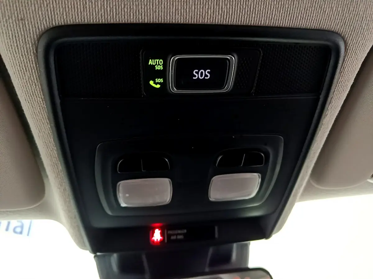 Vue intérieure en gros plan du plafonnier avec bouton SOS et éclairages de la Renault Clio Business TCe 100 blanc 2020.