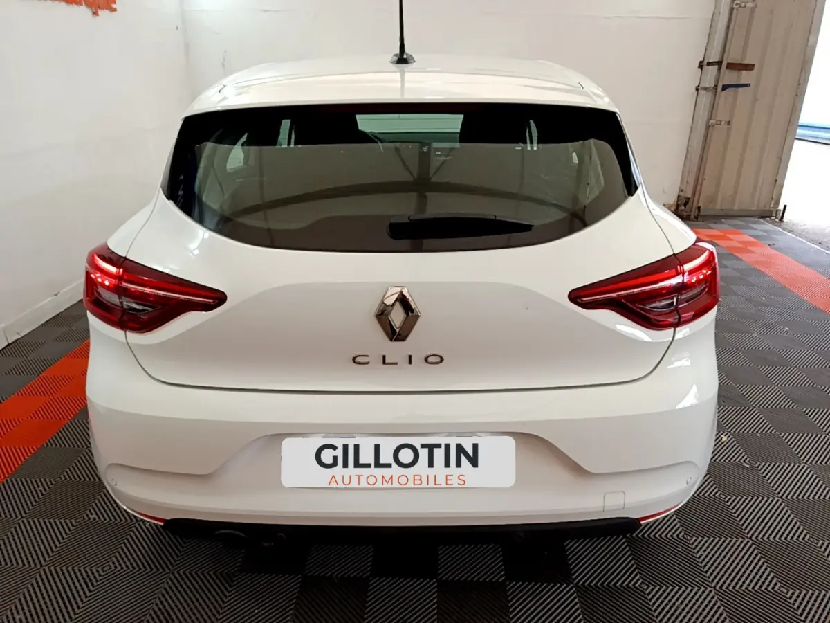 Vue arrière d'une Renault Clio blanche 2020 avec feux LED et logo Renault bien visibles.