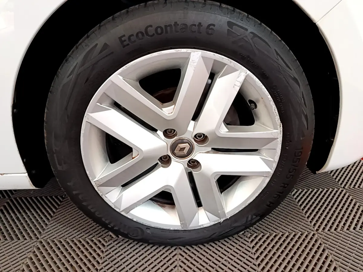 Gros plan sur la roue arrière droite d'une Renault Clio Business TCe 100 blanche de 2020, avec pneu Continental.