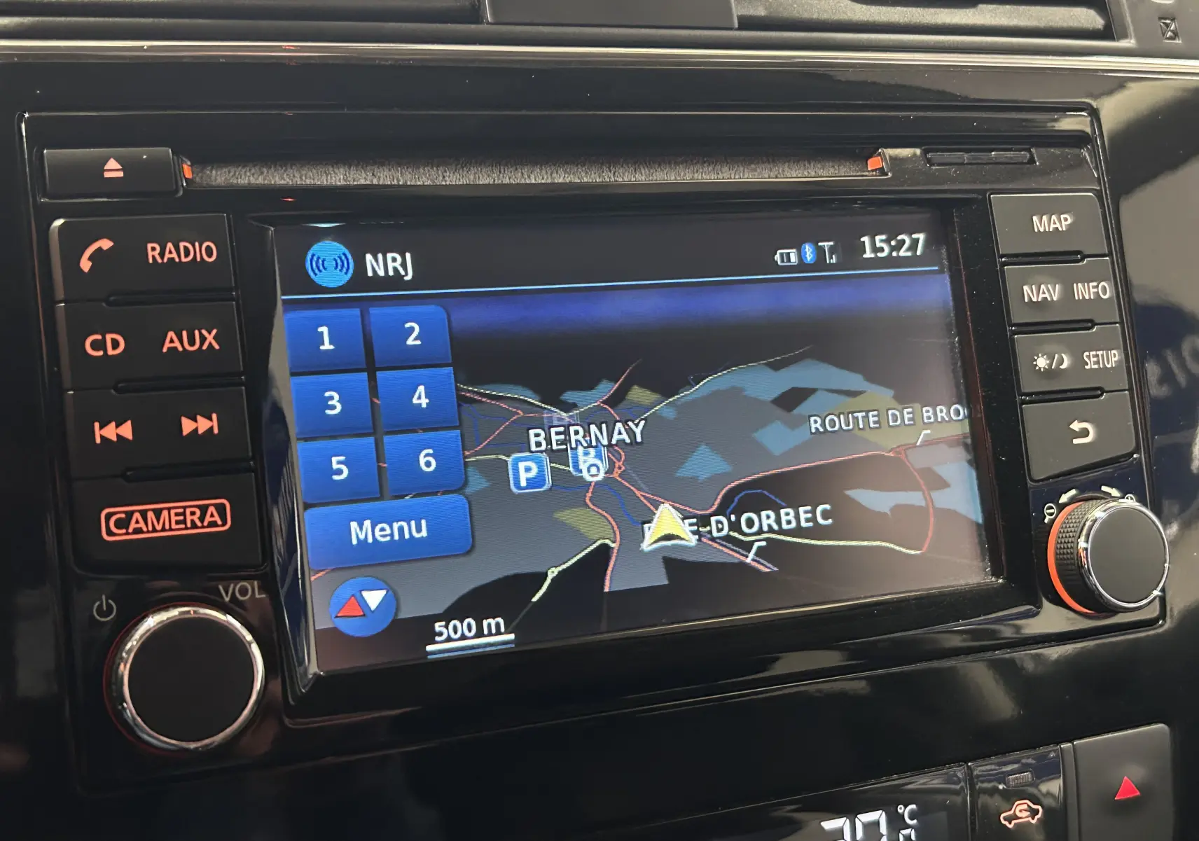Écran tactile du système GPS et multimédia de la Nissan Pulsar 2018, avec boutons de commande autour.