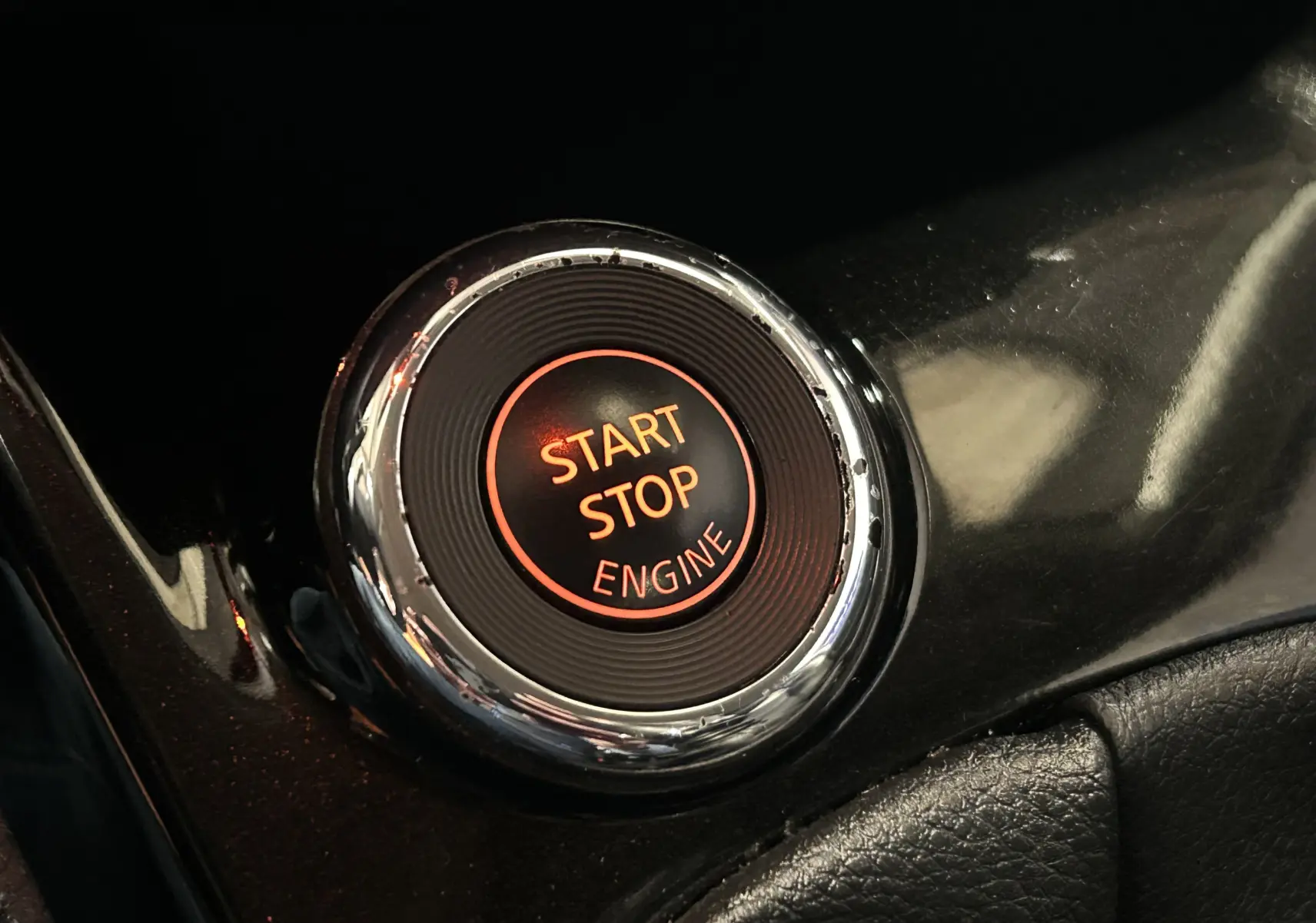 Gros plan sur le bouton Start Stop Engine du tableau de bord noir de la Nissan Pulsar gris 2018.