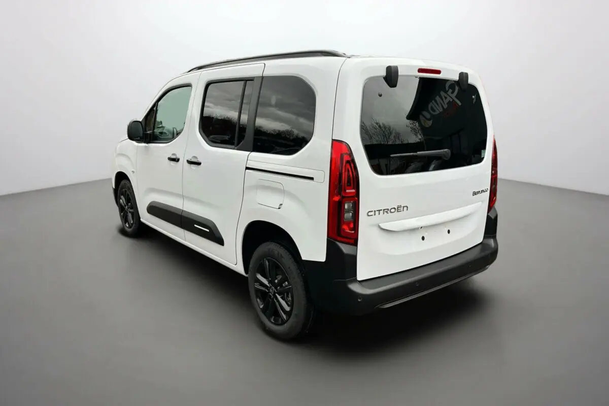Vue 3/4 arrière droite du Citroën Berlingo Kaolin white avec vitres surteintées et jantes noires.