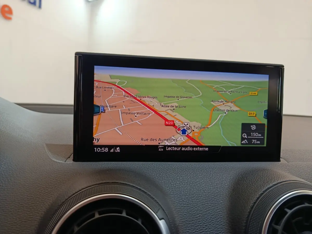 Écran tactile de navigation couleur 8,3 pouces sur tableau de bord gris foncé d’Audi Q2 2022.