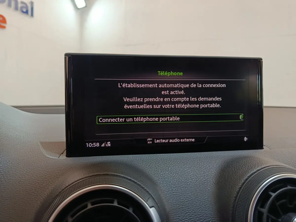 Écran tactile central affichant la connexion téléphone dans l’Audi Q2 35 TFSI Business Line, intérieur gris.