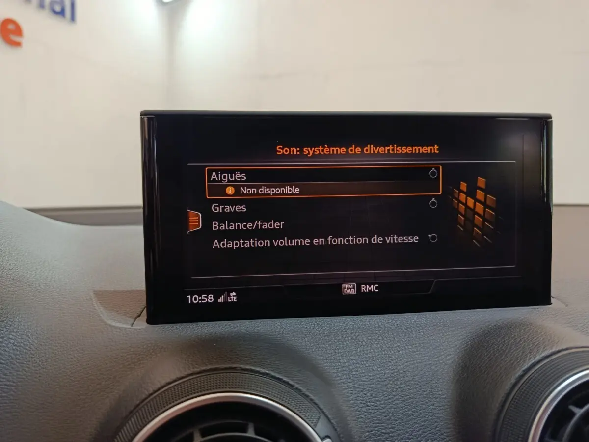 Écran tactile central de l'Audi Q2 35 TFSI 150 S Tronic Business Line affichant les réglages audio, vue intérieure avant.