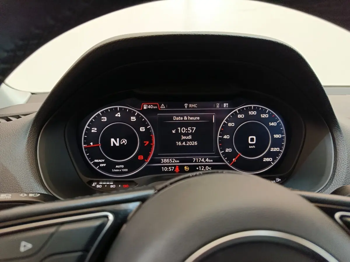 Vue rapprochée du tableau de bord digital de l'Audi Q2, affichant vitesse, compte-tours et informations de conduite.