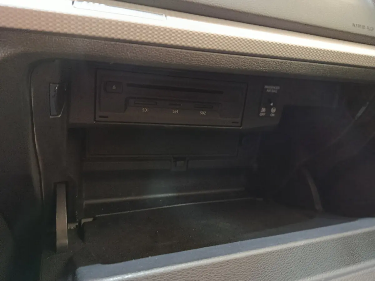 Gros plan sur la boîte à gants ouverte de l'Audi Q2 35 TFSI 150 S Tronic Business Line 2022, intérieur noir.