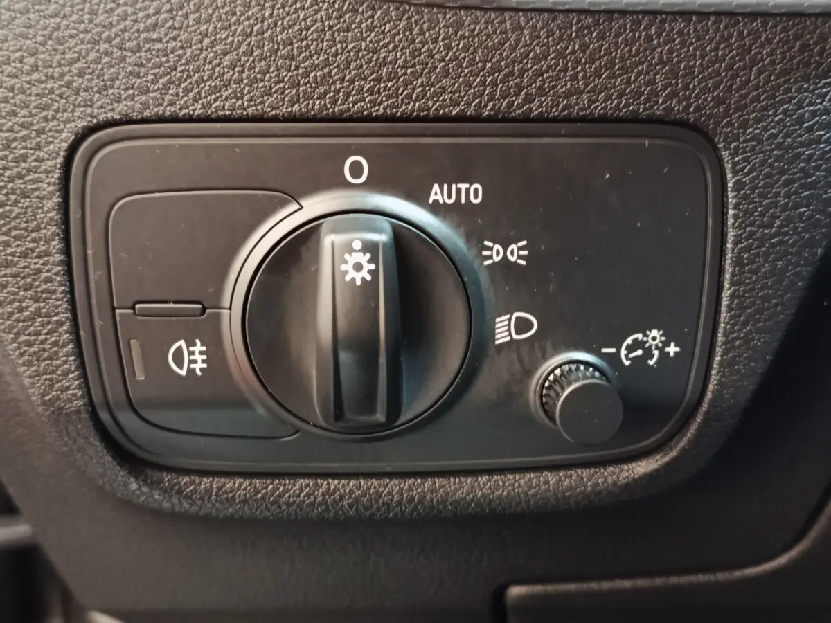 Commande des phares avec réglage automatique et variateur d’éclairage sur tableau de bord de l’Audi Q2 35 TFSI 2022.