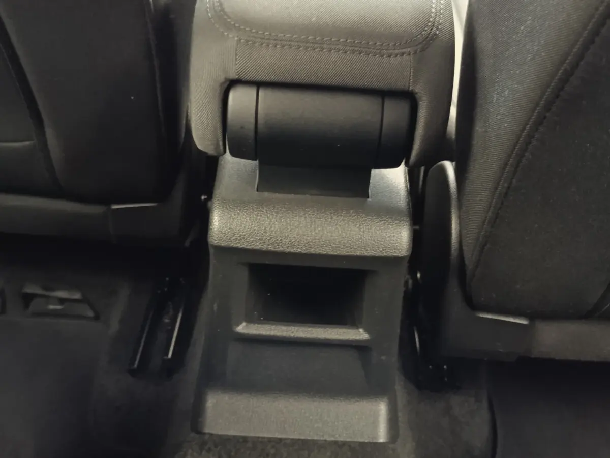 Vue rapprochée de la console centrale arrière entre les sièges noirs de l'Audi Q2 35 TFSI Business Line 2022.