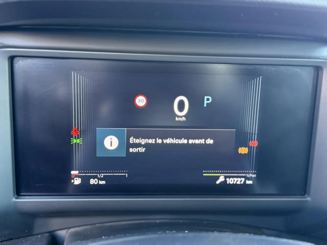 Affichage numérique central de la Citroën C4 Hybrid 145 en mode stationnement avec message d'alerte à l'écran.