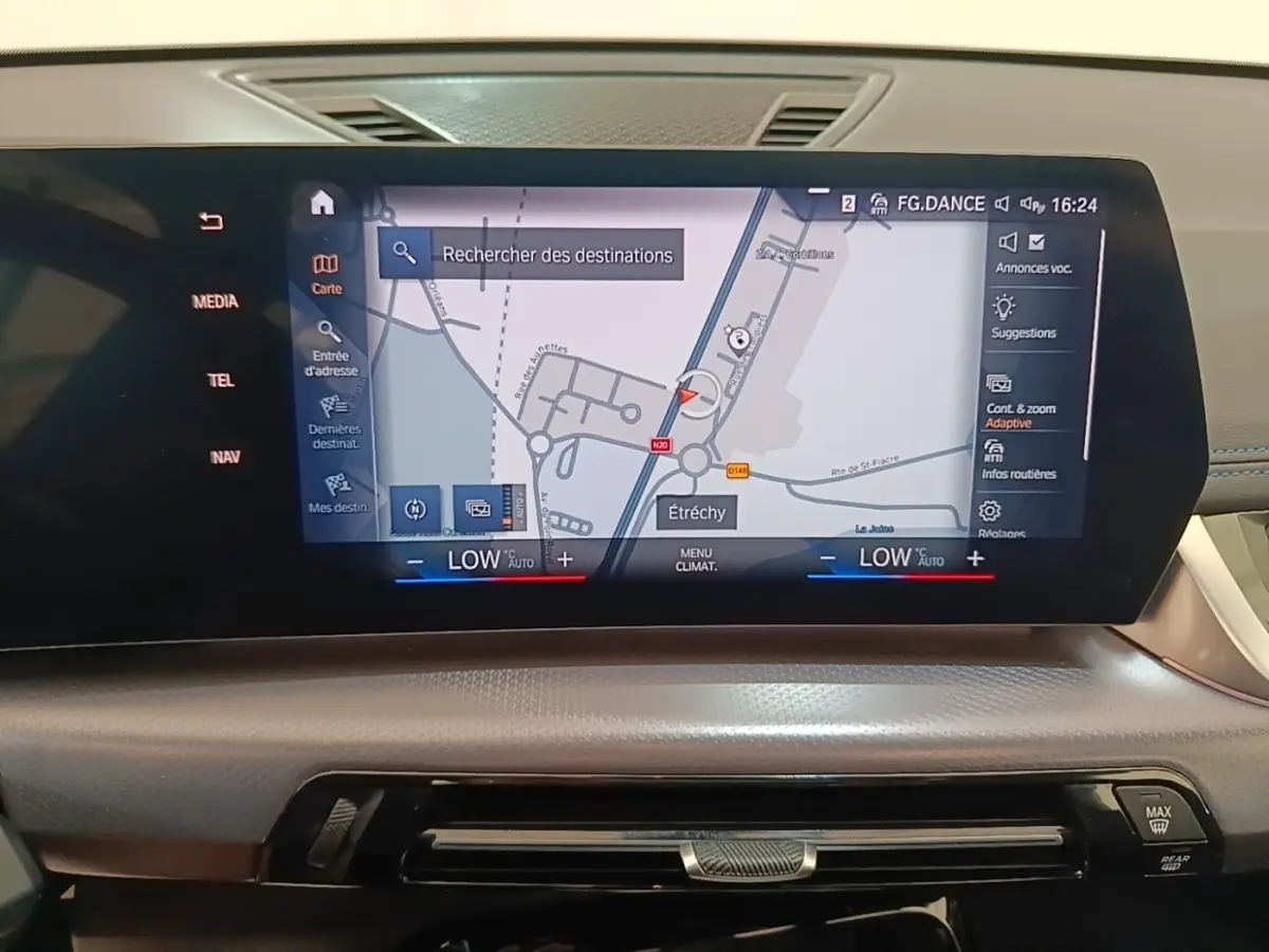 Écran tactile central du tableau de bord du BMW X1 xDrive25e M Sport 2023 affichant la navigation en mode carte.