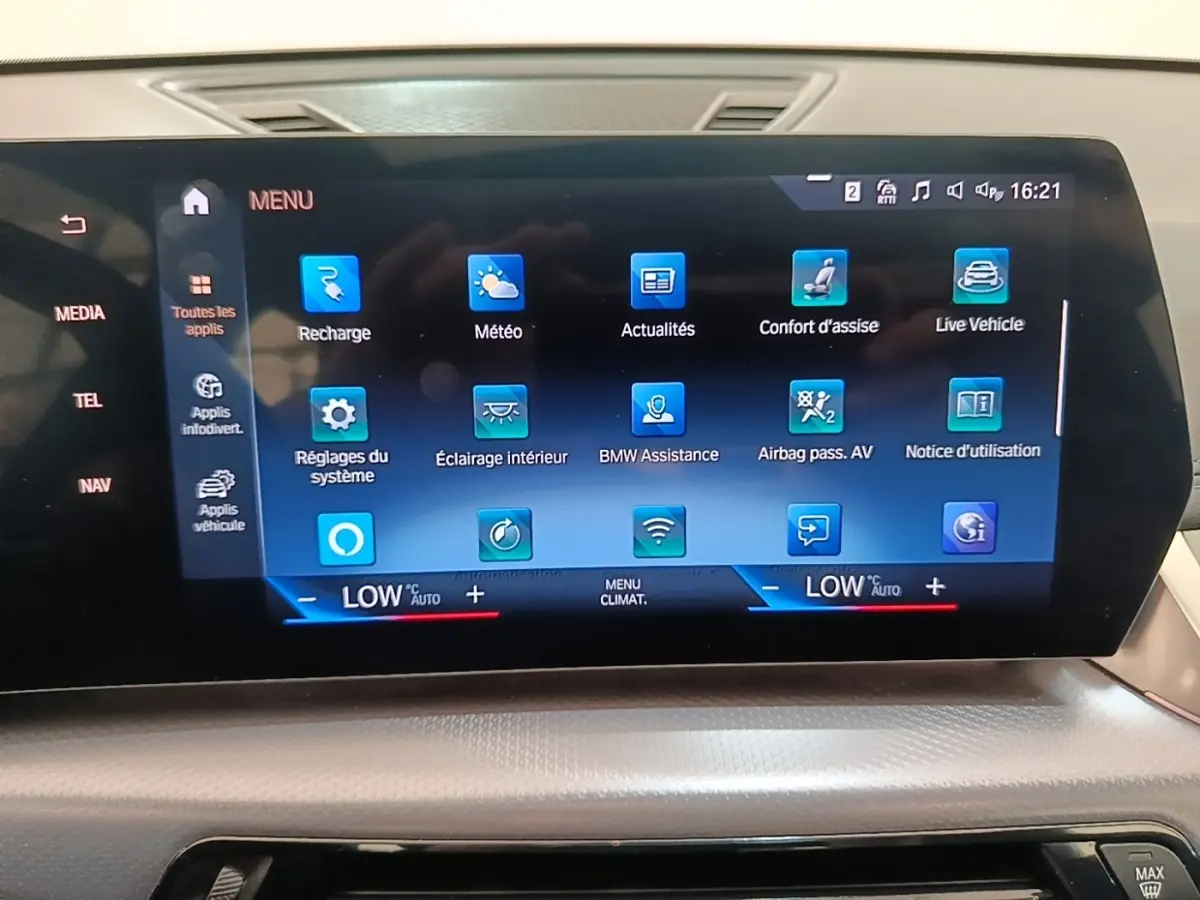 Écran tactile central du BMW X1 xDrive25e M Sport 2023 affichant le menu des applications avec commandes climatisation.