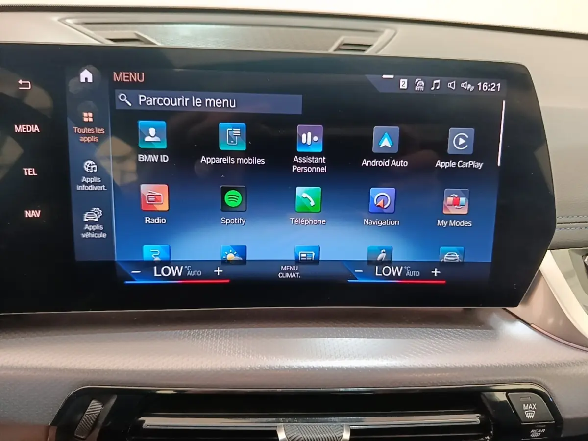 Écran tactile central de la BMW X1 xDrive25e M Sport 2023 affichant le menu multimédia et navigation.